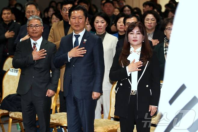 정청래 더불어민주당 대표가 25일 오후 제주상공회의소에 열린 '청솔포럼' 비전선포식에서 국민의례를 하고 있다. 청솔포럼은 정 대표 지지자들의 모임이다. 2026.1.25/뉴스1 ⓒ News1 강승남 기자