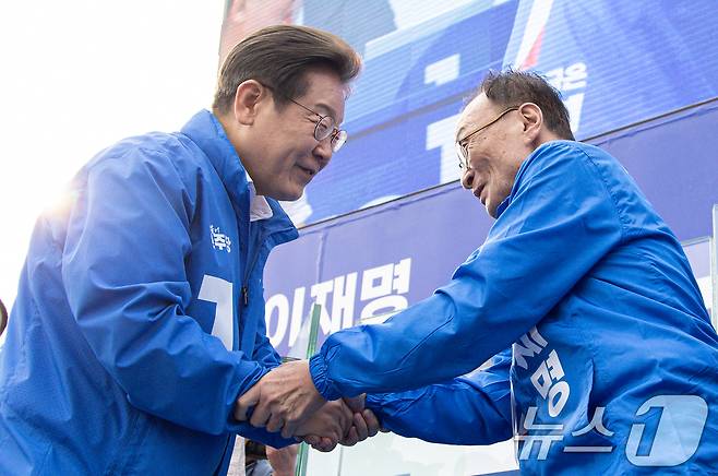 이재명 더불어민주당 대통령 후보가 지난해 5월 31일 세종시 나성동 나무그늘광장에서 이해찬 고문과 인사를 나누고 있다. 2025.5.31/뉴스1 ⓒ News1 이재명 기자