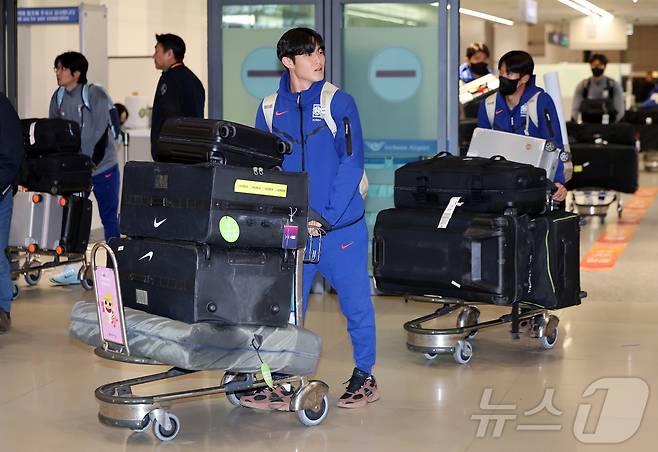 대한민국 23세 이하(U-23) 축구 대표팀 선수단이 25일 오후 인천국제공항을 통해 귀국하고 있다. 이민성 감독이 이끄는 축구 대표팀은 김상식 감독의 베트남에 승부차기 끝에 충격적인 패배를 당하며 아시아축구연맹(AFC) U-23 아시안컵을 4위로 마감했다. 2026.1.25/뉴스1 ⓒ News1 김진환 기자