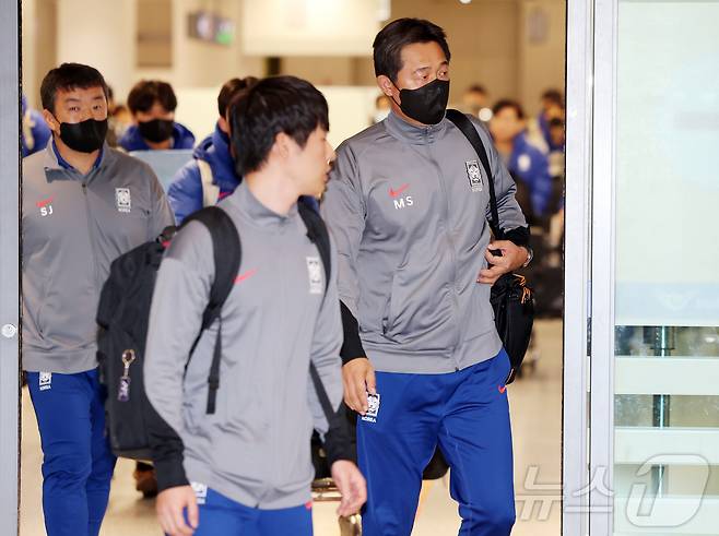이민성 대한민국 23세 이하(U-23) 축구 대표팀 감독을 비롯한 선수단이 25일 오후 인천국제공항을 통해 귀국하고 있다. 이민성 감독이 이끄는 축구 대표팀은 김상식 감독의 베트남에 승부차기 끝에 충격적인 패배를 당하며 아시아축구연맹(AFC) U-23 아시안컵을 4위로 마감했다. 2026.1.25/뉴스1 ⓒ News1 김진환 기자