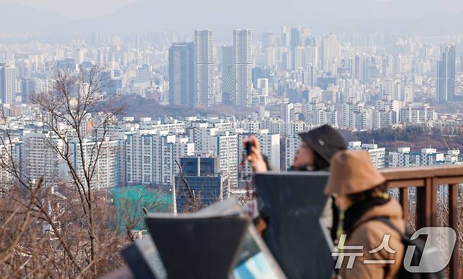 23일 서울 남산에서 바라본 도심 아파트 단지. 한국은행이 이날 발표한 '2026년 1월 소비자동향조사 결과'에 따르면 1년 뒤 집값 전망을 나타내는 주택가격전망CSI는 124로 4년 3개월 만에 가장 높은 수준을 나타냈다. 2026.1.23/뉴스1 ⓒ News1 안은나 기자