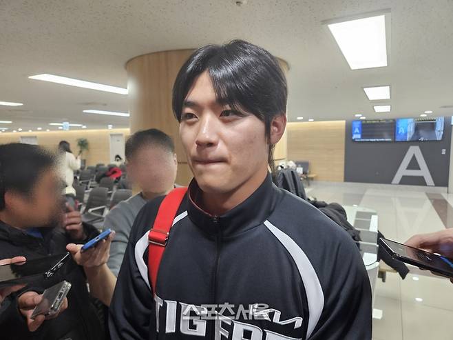 KIA 김도영이 23일 김포국제공항에서 2026 스프링캠프 출발에 앞서 인터뷰에 응했다. 김포국제공항 | 김동영 기자 raining99@sportsseoul.com