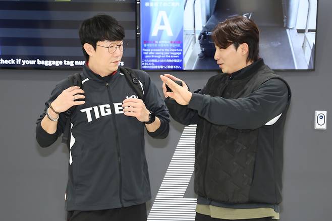 KIA 양현종(왼쪽)과 나성범이 23일 김포국제공항에서 2026 스프링캠프 출발 전 얘기를 나누고 있다. 사진 | KIA 타이거즈