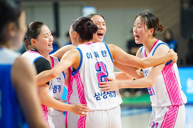 이해란이 팀 동료들과 기뻐하는 모습. 사진 | WKBL
