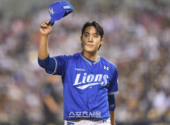 삼성 선발투수 원태인이 26일 서울 잠실구장에서 열린 2025 KBO리그 두산과 경기 6회 투구 후 더그아웃으로 들어오며 관중에 인사를 하고 있다. 잠실 | 최승섭기자 thunder@sportsseoul.com