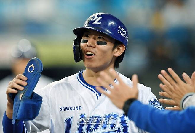 삼성 김성윤이 13일 대구삼성라이온즈파크에서 열린 2025 KBO리그 SSG와 준플레이오프 3차전 3회말 2사 2루 구자욱의 2루타에 2루에서 홈까지 파고들어 득점을 한 뒤 동료들과 하이파이브를 하고 있다. 대구 | 박진업 기자 upandup@sportsseoul.com