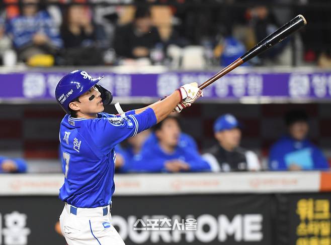 삼성 이재현이 대전 한화생명 볼파크에서 열린 2025 KBO리그 한화와 플레이오프 5차전 2회초 무사 한화 폰세를 상대로 2루타를 치고 있다. 대전 | 박진업 기자 upandup@sportsseoul.com