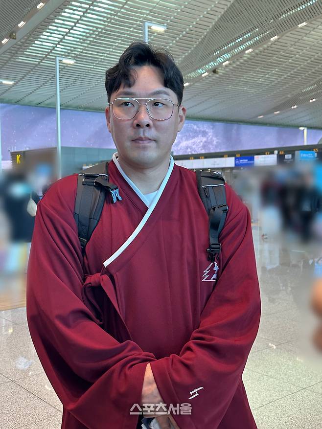 키움 안치홍이 22일 인천국제공항 제2터미널에서 출국하기 전 취재진의 인터뷰에 응하고 있다. 인천공항 | 이소영 기자 sshong@sportsseoul.com