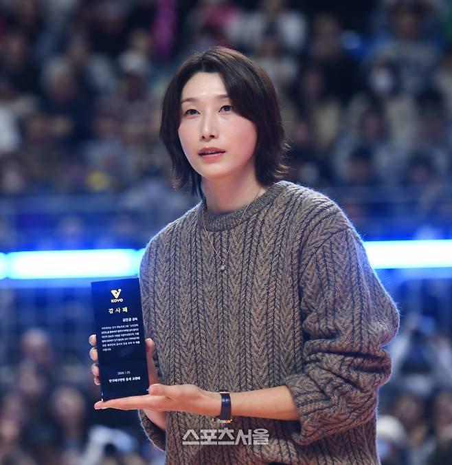 ‘신인감독 김연경’ 김연경 감독이 25일 춘천 호반체육관에서 열린 2025-2026 V-리그 올스타전에서 감사패를 기념촬영을 하고 있다.  2026. 1. 25. 춘천 | 최승섭기자 thunder@sportsseoul.com