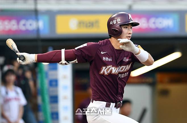 키움 이주형이 31일 인천 SSG랜더스필드에서 열린 2023 KBO리그 SSG전에서 2회초 무사 1루 상황에서 SSG 선발 김광현을 상대로 안타를 치고 있다. 문학 | 박진업 기자 upandup@sportsseoul.com