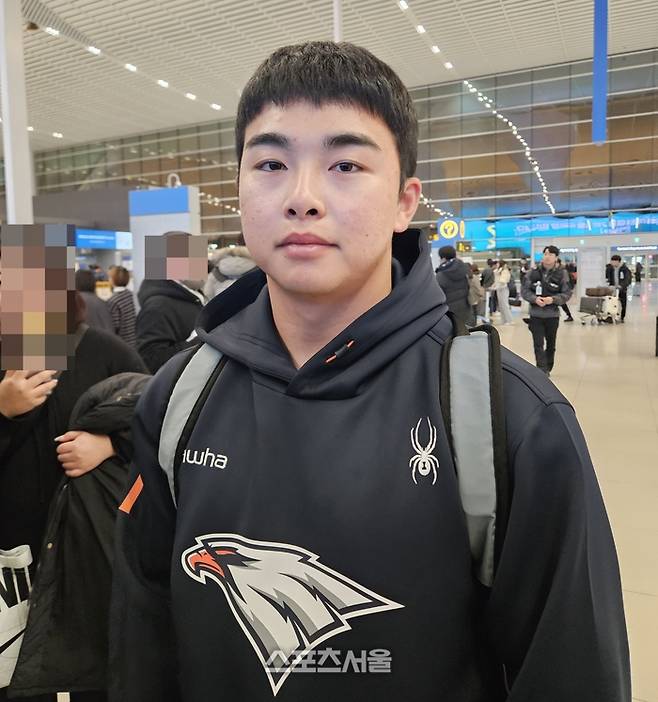 한화 문현빈이 23일 인천국제공항에서 2026 스프링캠프 출국 전 인터뷰에 응했다. 인천국제공항 | 김동영 기자 raining99@sportsseoul.com