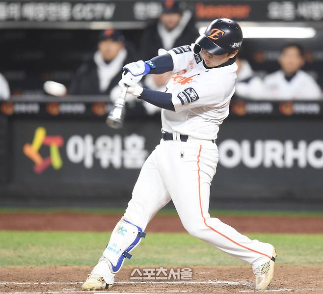 한화 문현빈이 30일 대전 한화생명볼파크에서 열린 2025 KBO 한국시리즈 4차전 LG와 경기 7회말 2사2,3루 2타점 중전안타를 치고 있다. 대전 | 최승섭기자 thunder@sportsseoul.com