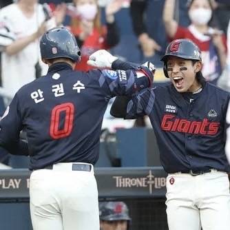 안권수와 황성빈의 모습. 사진 | 롯데 자이언츠