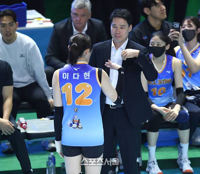 이다현과 강성형 감독이 25일 춘천 호반체육관에서 열린 2025-2026 V-리그 올스타전에서 댄스를 추고 있다.  2026. 1. 25. 춘천 | 최승섭기자 thunder@sportsseoul.com