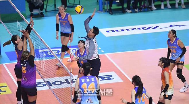 송인섭 주심이 25일 춘천 호반체육관에서 열린 2025-2026 V-리그 올스타전에서 강타를 날리고 있다.  2026. 1. 25. 춘천 | 최승섭기자 thunder@sportsseoul.com