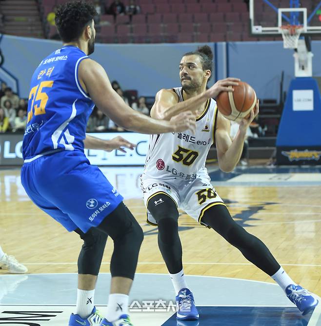 창원 LG 마레이가 12일 서울 잠실실내체육관에서 열린 2025~2026 프로농구 서울 삼성과 경기에서 패스할 곳을 찾고 있다. 잠실 | 최승섭기자 thunder@sportsseoul.com