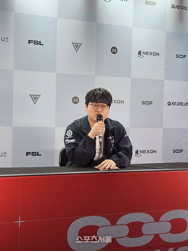 T1 ‘오펠’ 강준호가 25일 서울 잠실DN콜로세움에서 열린 2026 FSL B조 첫 경기 승리 후 취재진 인터뷰에 응하고 있다. 잠실 | 강윤식 기자 skywalker@sportsseoul.com