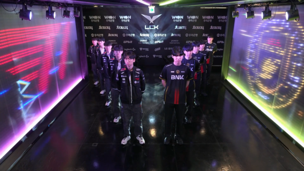 치열한 중·후반 힘싸움 끝에 T1이 BNK 피어엑스를 상대로 1세트를 가져갔다. 초반 주도권을 내줬지만, 페이즈의 코르키를 앞세운 한타 집중력과 오브젝트 운영으로 흐름을 뒤집으며 '역전의 T1'을 다시 한 번 증명했다. (루키오브더이어 출신 페이즈 & Dible 생애 첫대결 매치에서 페이즈 코르키의 승리로 1승 챙겨). /사진=네이버 치지직 라이브영상 캡처