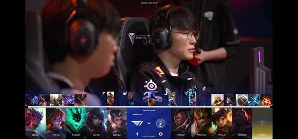 BNK 피어엑스가 T1의 중·후반 교전 설계를 정면으로 흔들며 승부를 원점으로 돌렸다. 랩터의 과감한 정글 동선과 신드라-자르반 조합의 완성도가 빛난 한 판이었다. (T1팀 선수들). /사진=네이버 치지직 라이브영상 캡처)