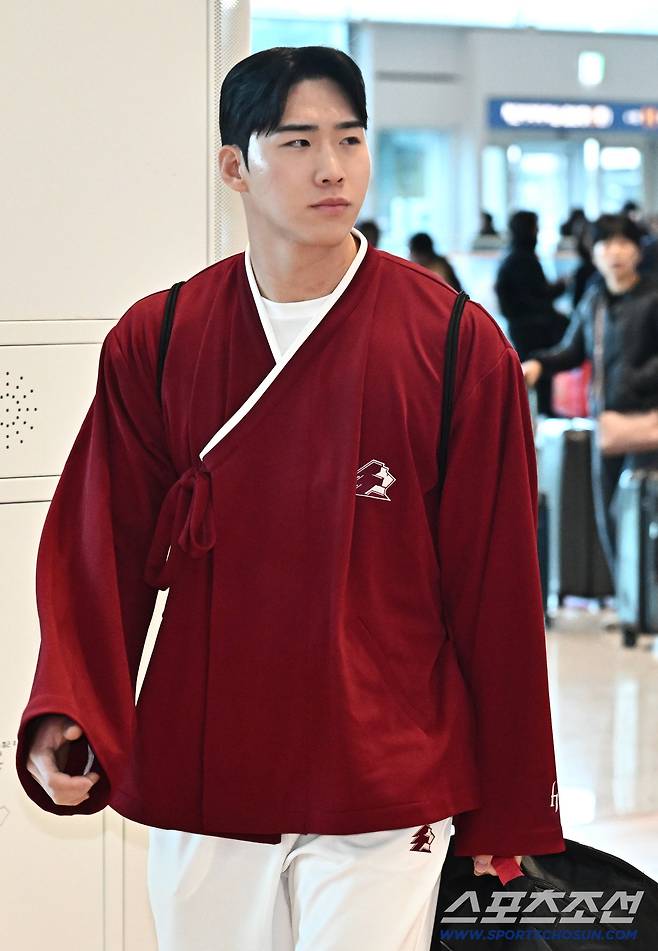 22일 키움 히어로즈 선수단이 인천공항 제2터미널을 통해 전지훈련을 위해 출국했다. 출국을 준비하고 있는 이주형. 인천공항=송정헌 기자songs@sportschosun.com/2026.01.22/