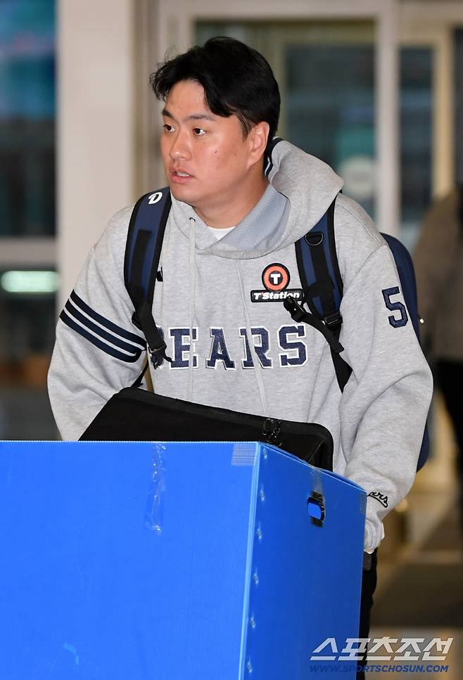 두산 베어스 선수단이 18일 인천국제공항을 통해 스프링캠프가 열리는 호주로 출국했다. 이영하가 출국장으로 향하고 있다. 인천공항=박재만 기자 pjm@sportschosun.com/2026.01.18/