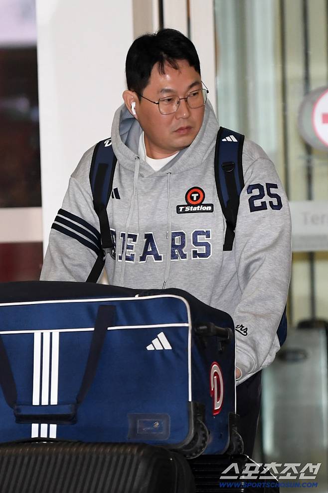 두산 베어스 선수단이 18일 인천국제공항을 통해 스프링캠프가 열리는 호주로 출국했다. 양의지가 출국장으로 향하고 있다. 인천공항=박재만 기자 pjm@sportschosun.com/2026.01.18/