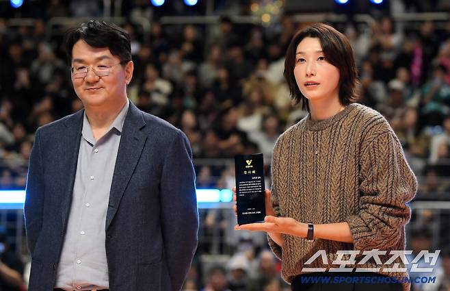 2025-2026 V리그 올스타전이 25일 춘천시 호반체육관에서 열렸다. 조원태 총재와 김연경이 포즈를 취하고 있다. 춘천=박재만 기자 pjm@sportschosun.com/2026.01.25/