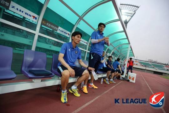 2015년 당시 FC안양 이영민 감독대행(왼쪽)과 유병훈 코치. ⓒ프로축구연맹