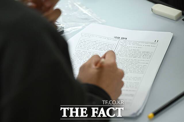 25일 한국교육개발원(KEDI)이 전국 성인 남녀 4000명을 대상으로 실시한 '제20차 교육여론조사' 결과에 따르면 '대학 입학 전형에서 가장 많이 반영돼야 하는 항목'을 묻는 질문에 25.8%가 '수능'이라고 답했다. /사진공동취재단