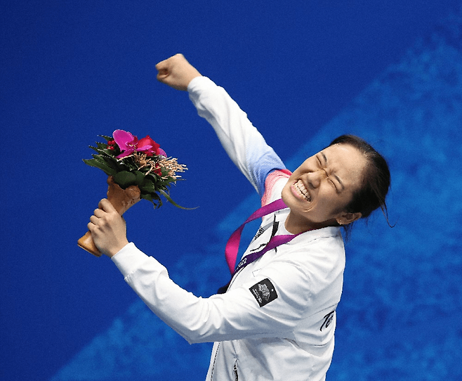 2026년 벽두부터 2주 연속 우승을 차지한 안세영은 올해도 화끈한 세리머니를 예고하고 있다. 지난 항저우 아시안게임 금메달로 환호하는 안세영. 채널에이 자료