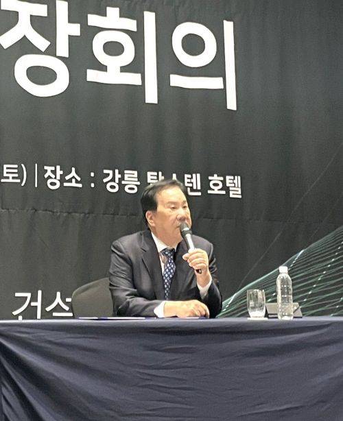 우오현 SM그룹 회장이 23일 강원 강릉 호텔탑스텐에서 열린 건설 계열사 대표이사 및 현장소장 간담회에서 발언하고 있다. 호텔탑스텐은 SM그룹 제조·서비스부문이 운영하는 호텔이다. SM그룹