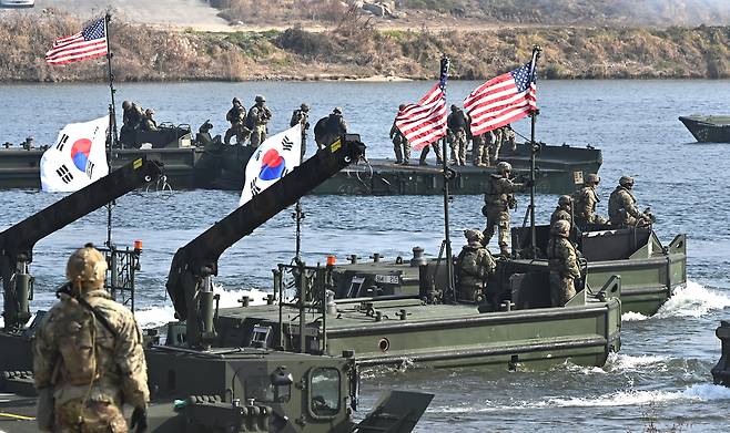 지난해 11월 경기도 여주 남한강 일대에서 한미 장병들이 연합 도하 훈련을 하고 있다. /뉴시스
