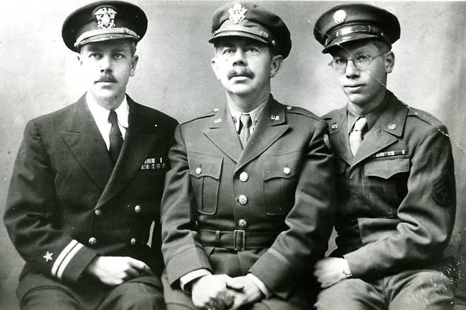 해방 직후 미군정 고문과 미군 장교로 고향 서울로 돌아온 언더우드 부자(1946). 왼쪽부터 큰아들 해군장교 원일한, 원한경, 넷째아들 육군장교 원득한. 원일한과 원득한은 6.25전쟁에 참전했고, 통역으로 '정전 협정' 체결에 기여했다.  /연세대 기록관