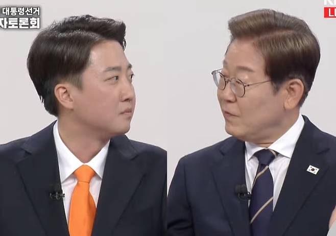 지난해 5월 18일 대선 후보자 1차 TV 토론회에서 개혁신당 이준석(왼쪽) 당시 후보와 더불어민주당 이재명 후보의 모습. /KBS