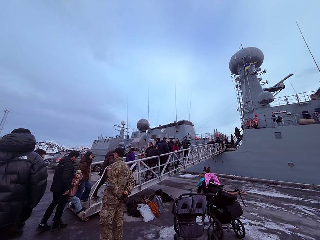 24일 그린란드 누크항에 정박한 덴마크 해군 호위함 HDMS 베데렌(Vædderen·F359)호 함정 공개 행사에 온 주민들이 함정으로 올라가고 있다./원선우 특파원