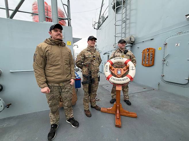 24일 그린란드 누크항에 정박한 덴마크 해군 호위함 HDMS 베데렌(Vædderen·F359)호 승조원들./원선우 특파원