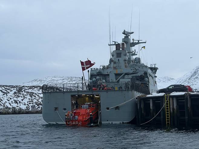 24일 그린란드 누크항에 정박한 덴마크 해군 호위함 HDMS 베데렌(Vædderen·F359)호 갑판에서 덴마크 해군기가 휘날리고 있다./원선우 특파원