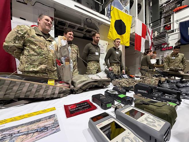 24일 그린란드 누크항에 정박한 덴마크 해군 호위함 HDMS 베데렌(Vædderen·F359)호 격납고에서 군인들이 무전기 등 전투 장비를 진열해두고 주민들을 맞이하고 있다./원선우 특파원갑판에서 덴마크 해군기가 휘날리고 있다./원선우 특파원/ 원선우 특파원