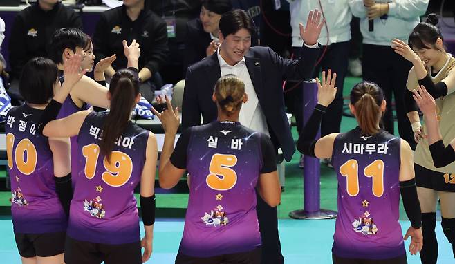25일 강원도 춘천 호반체육관에서 열린 V리그 올스타전에서 'V스타' 팀 감독을 맡은 김종민(가운데) 한국도로공사 감독이 선수들과 댄스 세리머니를 펼치고 있다. /뉴스1