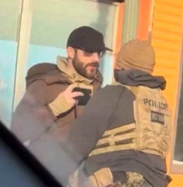 이민 단속 요원들에게 제압되기 전 제프리 프레티. /X