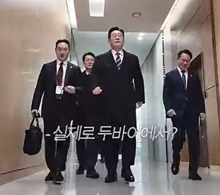 타운홀 미팅을 마친 이 대통령이 다음 일정을 위해 자리를 옮기는 도중에 참모진에게 두쫀쿠에 관해 물어보고 있다. /유튜브