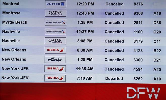 24일 텍사스 주 댈러스 댈러스 포트워스 국제공항에 줄줄이 취소된 항공편 목록. /연합뉴스
