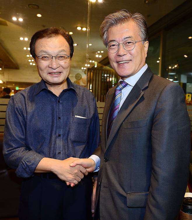 지난 2016년 10월 20일 당시 문재인 전 더불어민주당 대표와 서울 서대문구 이화여대 아트하우스 모모영화관에서 열린 제3회 사람사는세상 영화제 개막식에서 인사 나누는 모습./뉴스1