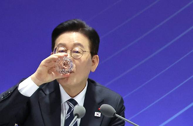 이재명 대통령이 23일 울산전시컨벤션센터에서 열린 '울산의 마음을 듣다‘ 타운홀 미팅에서 물을 마시고 있다. /뉴스1