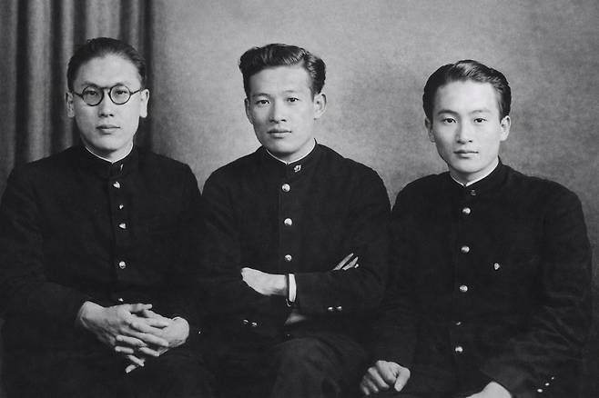 조명암이 와세다대학 재학시절 친구들과 함께 사진을 찍었다. 가운데가 조명암