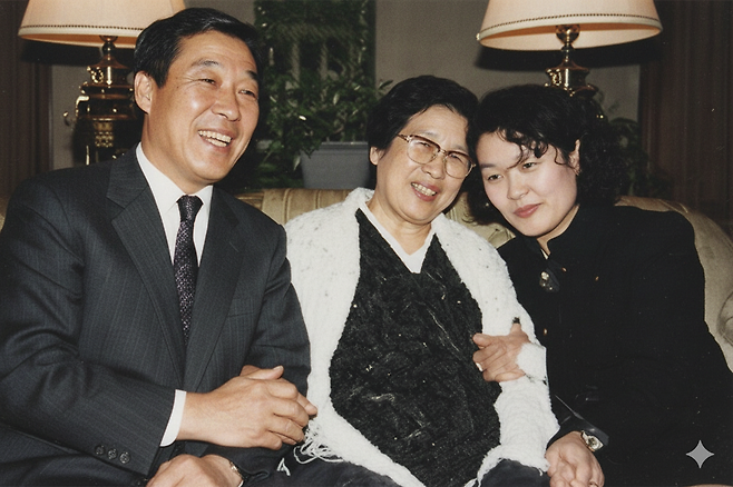 1990년 12월 조명암의 딸 조혜령이 송년통일전통음악회 공연차 서울을 방문한 김관보를 만났다. 오른쪽부터 조혜령, 김관보, 주경환(조혜령의 남편).