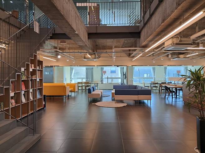 제주도가 자녀를 둔 직원의 출근을 지원하기 위해 스마트워크 시설로 운영하고 있는 제주소통협력센터. 제주도 제공