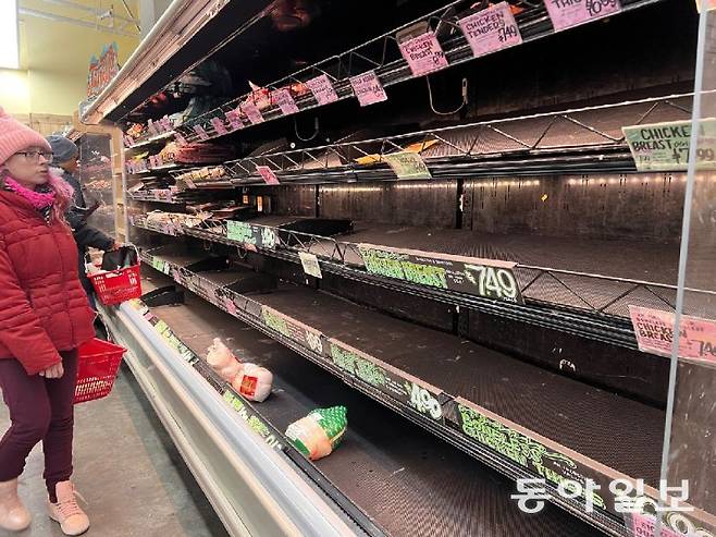 뉴욕 시내의 한 상점에는 시민들이 생필품 사재기에 나서 주요 상점의 매대가 텅텅 비었다. 한 시민이 텅빈 매대를 바라보고 있다. 내슈빌=AP 뉴시스·뉴욕=임우선 특파원 imsun@donga.com