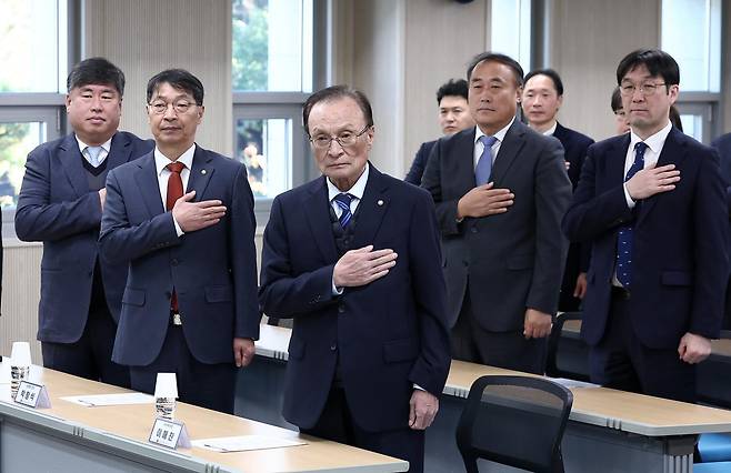 이해찬 민주평화통일자문회의 수석부의장이 지난해 11월 3일 서울 중구 민주평화통일자문회의 사무처 대회의실에서 열린 취임식에서 국기에 대한 경례를 하고 있다. 2025.11.3/뉴스1 ⓒ News1