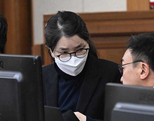 도이치모터스 주가조작과 명태균 공천개입, 통일교 청탁·뇌물 수수 의혹 혐의 등으로 구속 기소 된 김건희 씨가 3일 서울 서초구 서울중앙지방법원에서 열린 자본시장법 위반 혐의 결심 공판에 출석해 변호인과 대화하고 있다. 2025.12.3/뉴스1 ⓒ News1